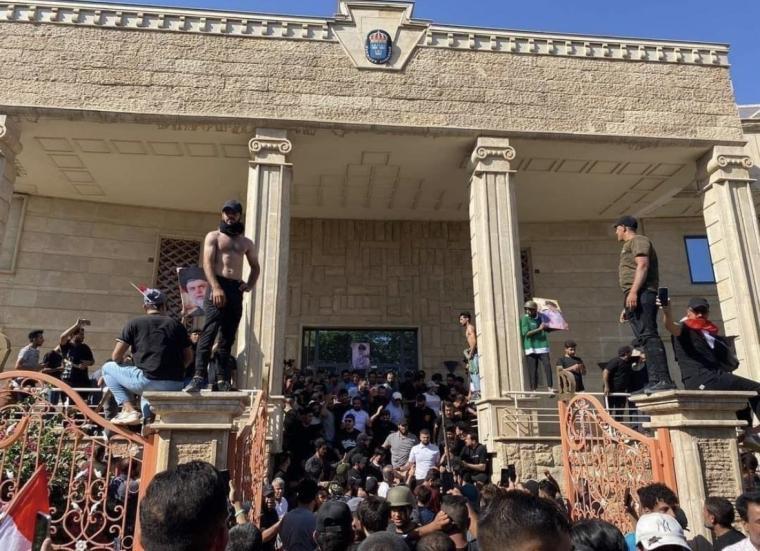 متظاهرون عراقيون يقتحمون السفارة السويدية في العراق