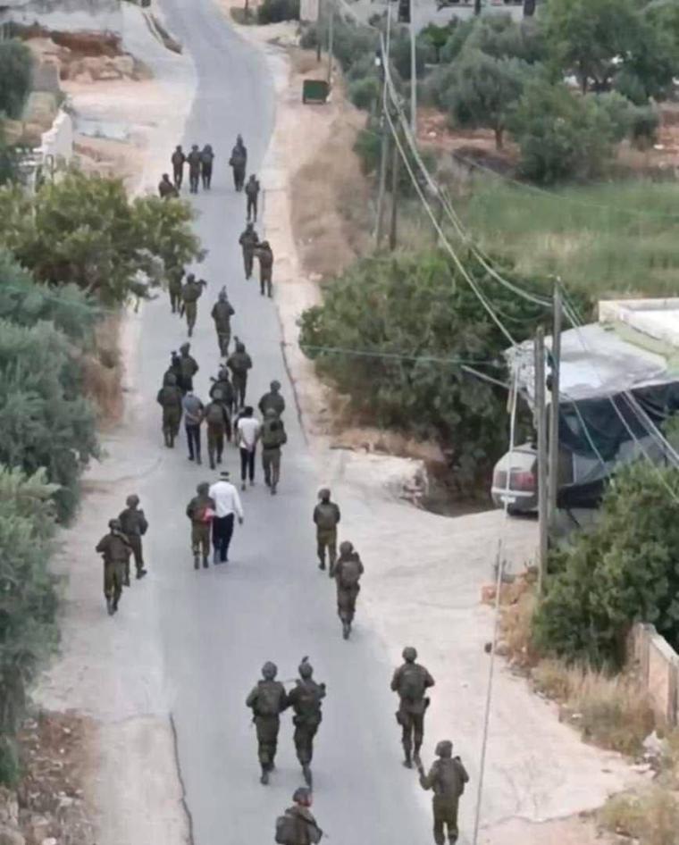 قوات الاحتلال تعتقل شاباً من بلدة عناتا بالقدس