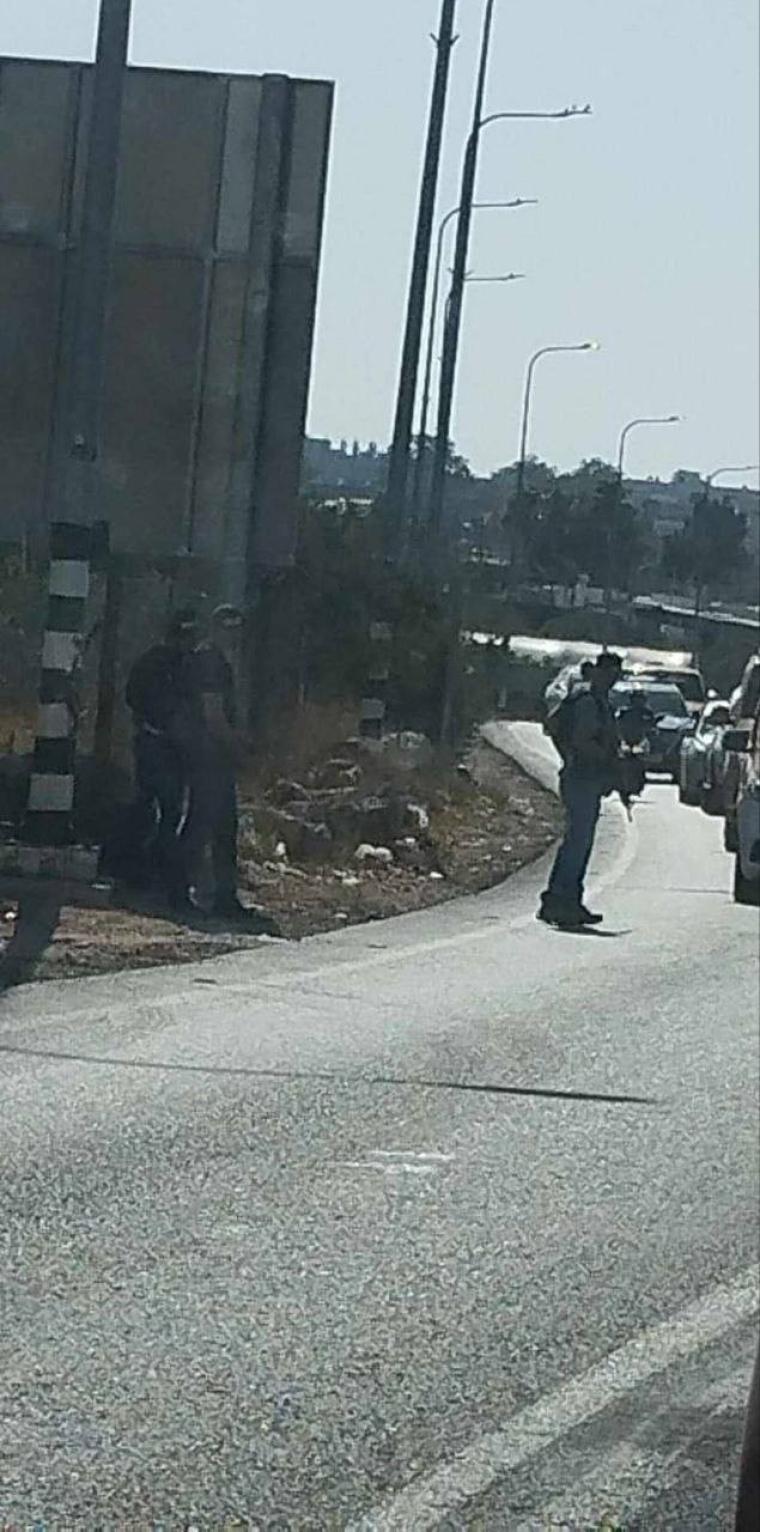 الاحتلال يعتقل شابا من قلقيلية بعد محاصرة مركبته