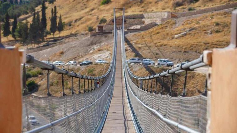 الاحتلال يفتتح جسر معلق في القدس