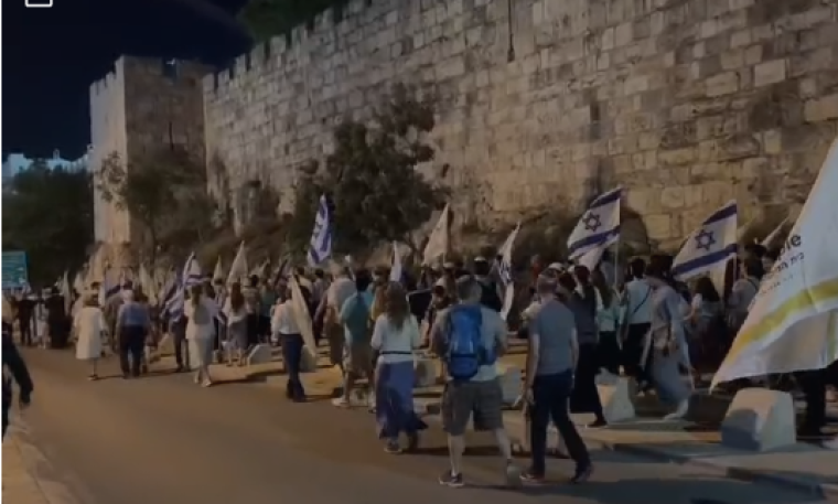 وصول مسيرة الأعلام "الإسرائيلية" لباب العامود في القدس