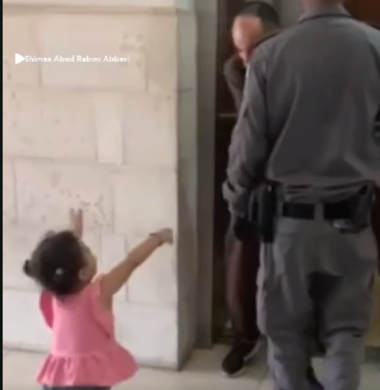 طفلة تحاول معانقة والدها.PNG