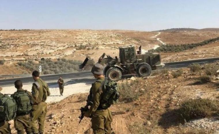 قوات الاحتلال تغلق طرقا زراعية غرب بيت لحم 