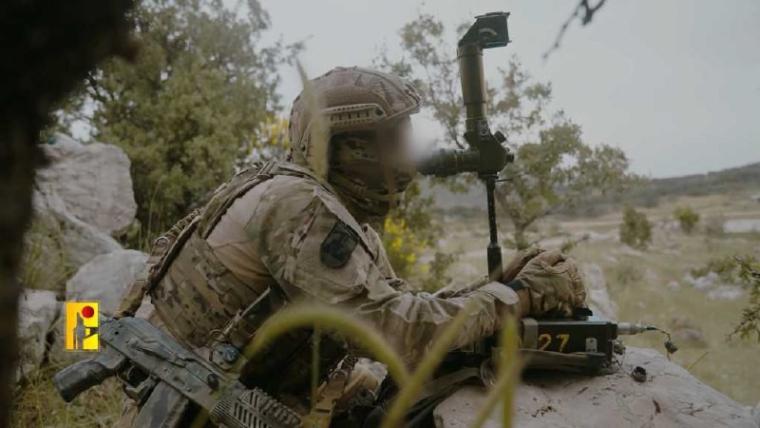 مقاتل من حزب الله بحوزته صاروخ مالوتكا ضد الدروع.jpg