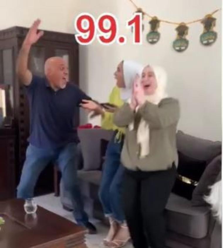 فرحة عارمة للطالبة ليندا أبو هربيد من غزة عقب حصولها على معدل 99.1 في التوجيهي