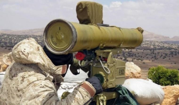 مقاتل من حزب الله بحوزته صاروخ كورنيت.jpg
