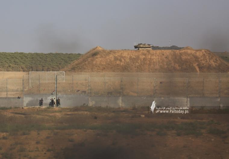 قوات الاحتلال تطلق قنابل الغاز تجاه عمال وزارة الاقتصاد شرق دير البلح