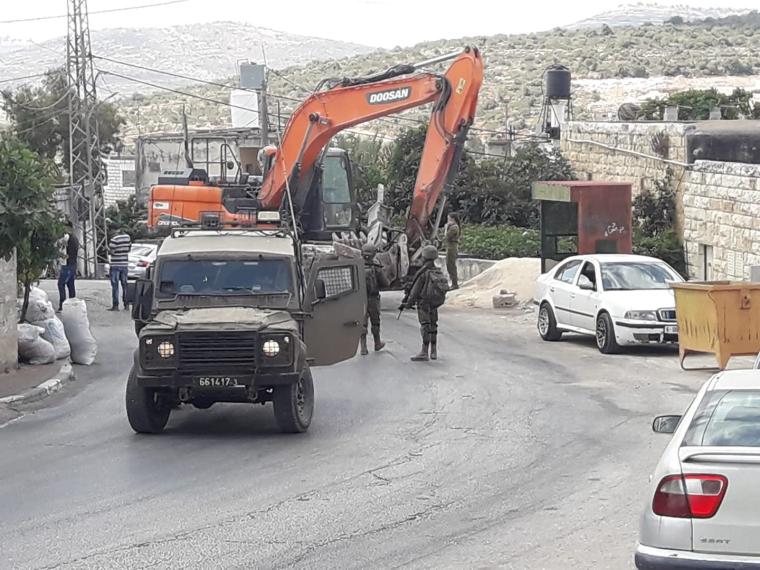 الجيش الاسرائيلي يصادر آليات في رام الله بالضفة اليوم
