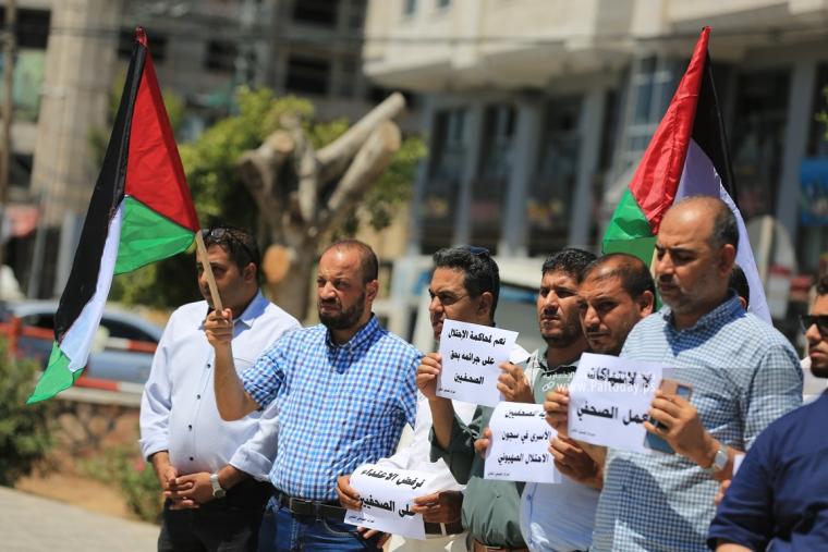 الحراك الصحفي النقابي ينظم وقفة تضامن مع الصحفيين الذين تعرضوا للاعتداءات الاسرائيلية فى مخيم جنين والضفة المحتلة (9).JPG