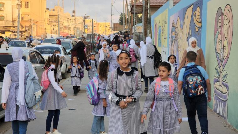 ٦٢٥ ألف طالب وطالبة بقطاع غزة يتوجهون لمقاعدهم الدراسية إيذاناً ببدء العام الدراسي الجديد