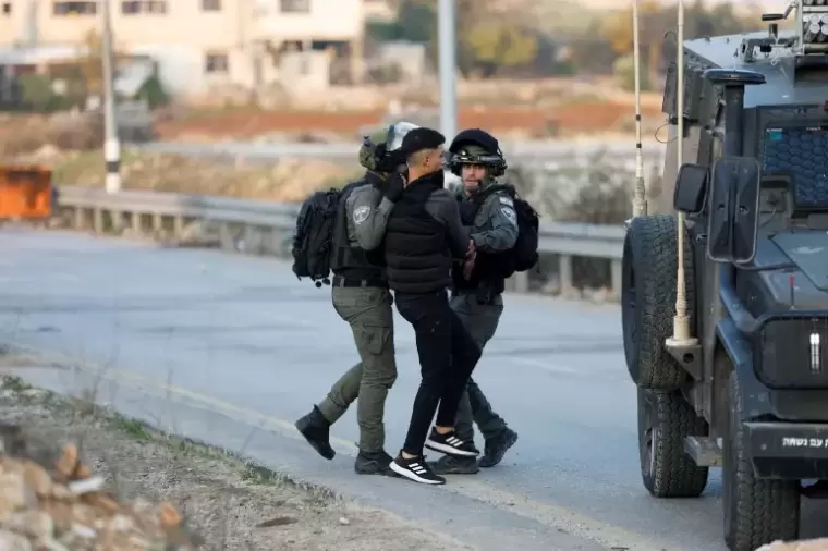 قوات الاحتلال تعتقل شابًا