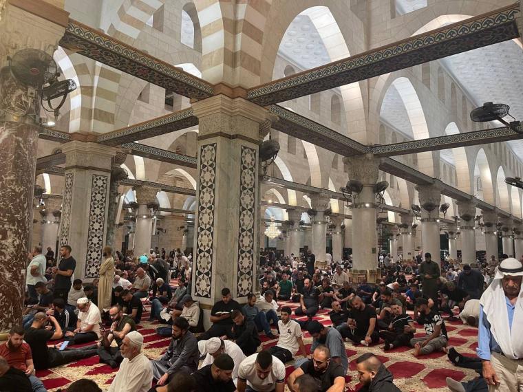 الألاف يؤدون صلاة الفجر في رحاب المسجد الأقصى