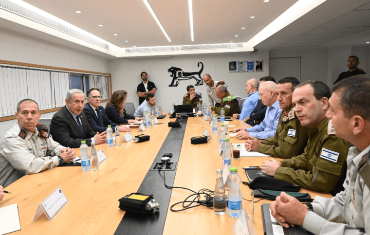 رئيس اركان جيش الاحتلال هرتسي هاليفي في اجتماع مع نتنياهو