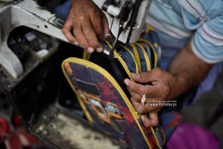 مصلحو الحقائب المدرسية...واجهة الفقراء في غزة مع قرب العام الدراسي