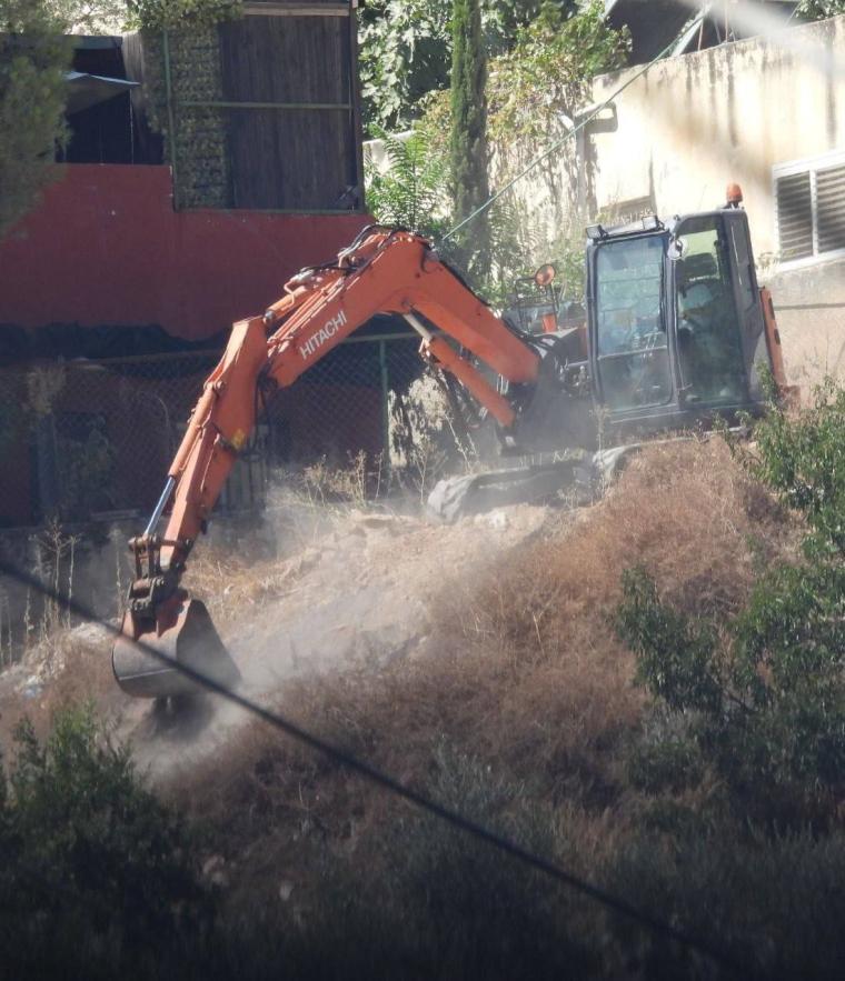 آلية إسرائيلية تهدم منزلا في الضفة الغربية- أرشيف