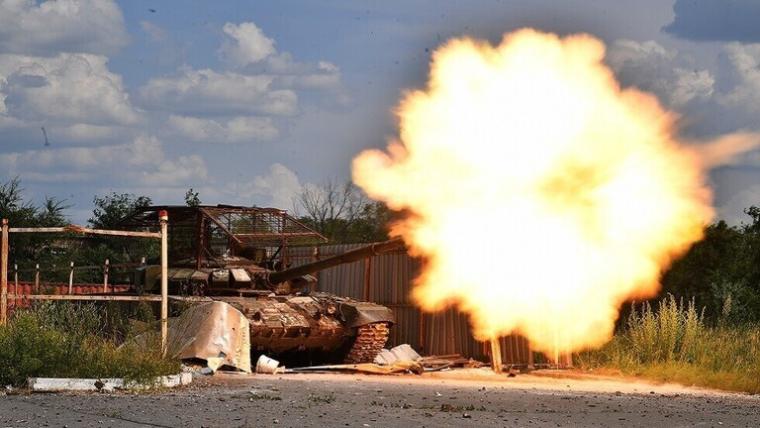 دبابة روسية تطلق قذيفة باتجاه تمركز للقوات الاوكرانية