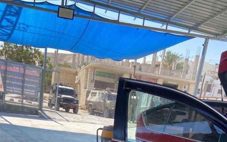 وسط اشتباكات مسلحة..الاحتلال يقتحم مخيم عقبة جبر ويعتقل ثلاثة مواطنين