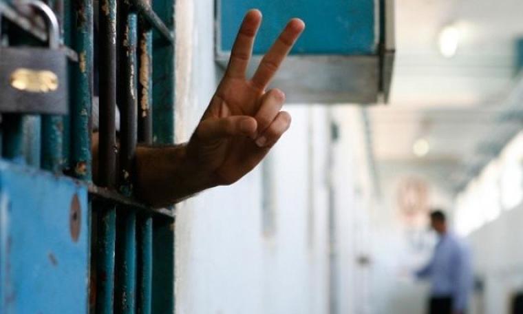 اسير من داخل سجن اسرائيلي يرفع علامة النصر- ارشيف