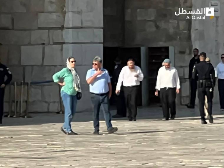 جانب من اقتحام المستوطنين للمسجد الأقصى المبارك بحماية من قوات الاحتلال (2).jpeg