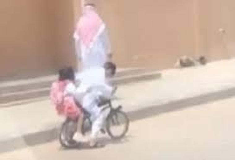 طفل يوصل أخته