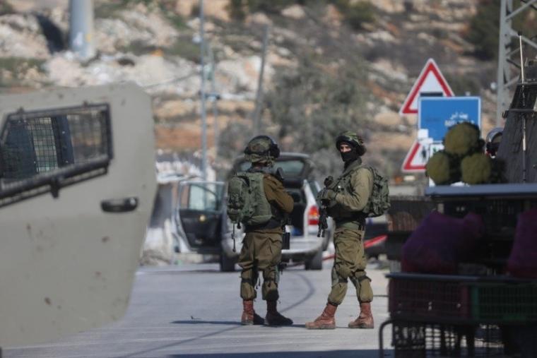 قوات الاحتلال تنصب حاجزاً عسكرياً شرق الخليل وتعيق حركة المواطنين