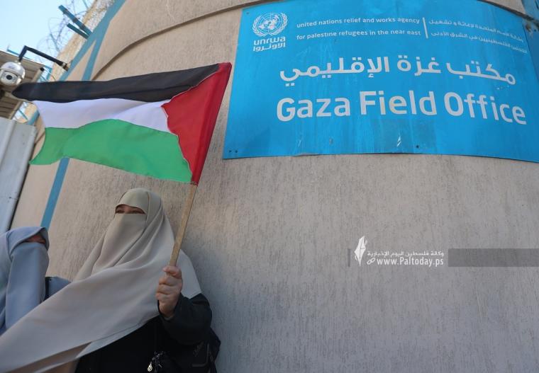 متضررو الحروب يرشقون مقر الأونروا في مدينة غزة بالبيض خلال وقفة احتجاجية بسبب عدم تعويضهم من قبل الوكالة (6).JPG