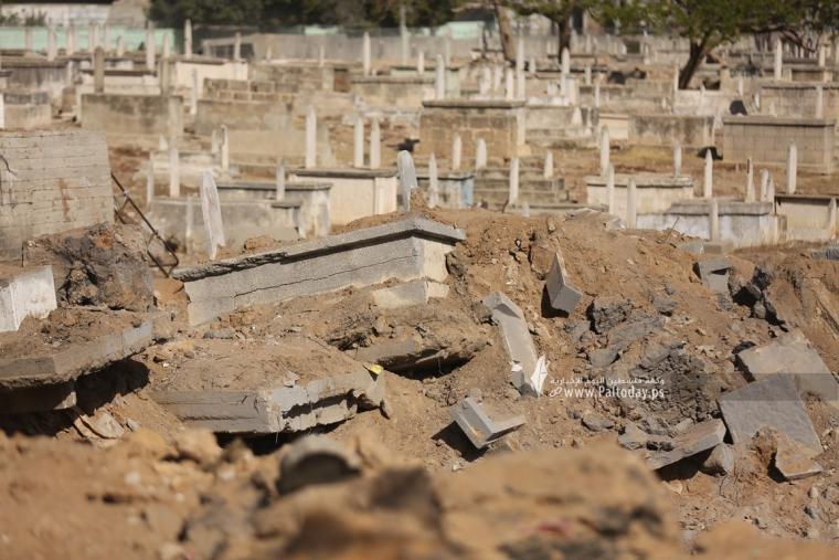 صورة لنبش أحد المقابر في حي الشجاعية