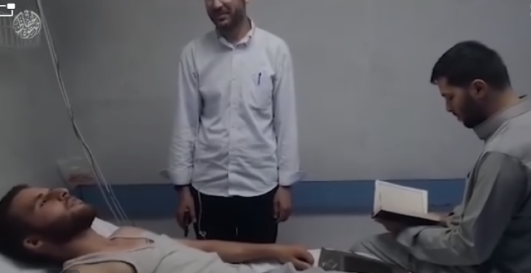 مريض يسمع القراءن وهو على سرير المرض.PNG