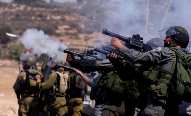 جنود الاحتلال يطلقون قنابل غاز