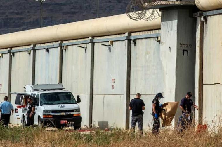 قوات من جيش الاحتلال الاسرائيلي تتفقد النفق أسفل سجن جلبوع- ارشيف
