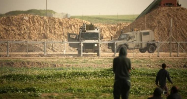 الاحتلال يستهدف المزارعين وسط وجنوب قطاع غزة