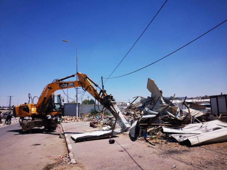 جرافة إسرائيلية تهدم منزل في الضفة الغربية- ارشيف