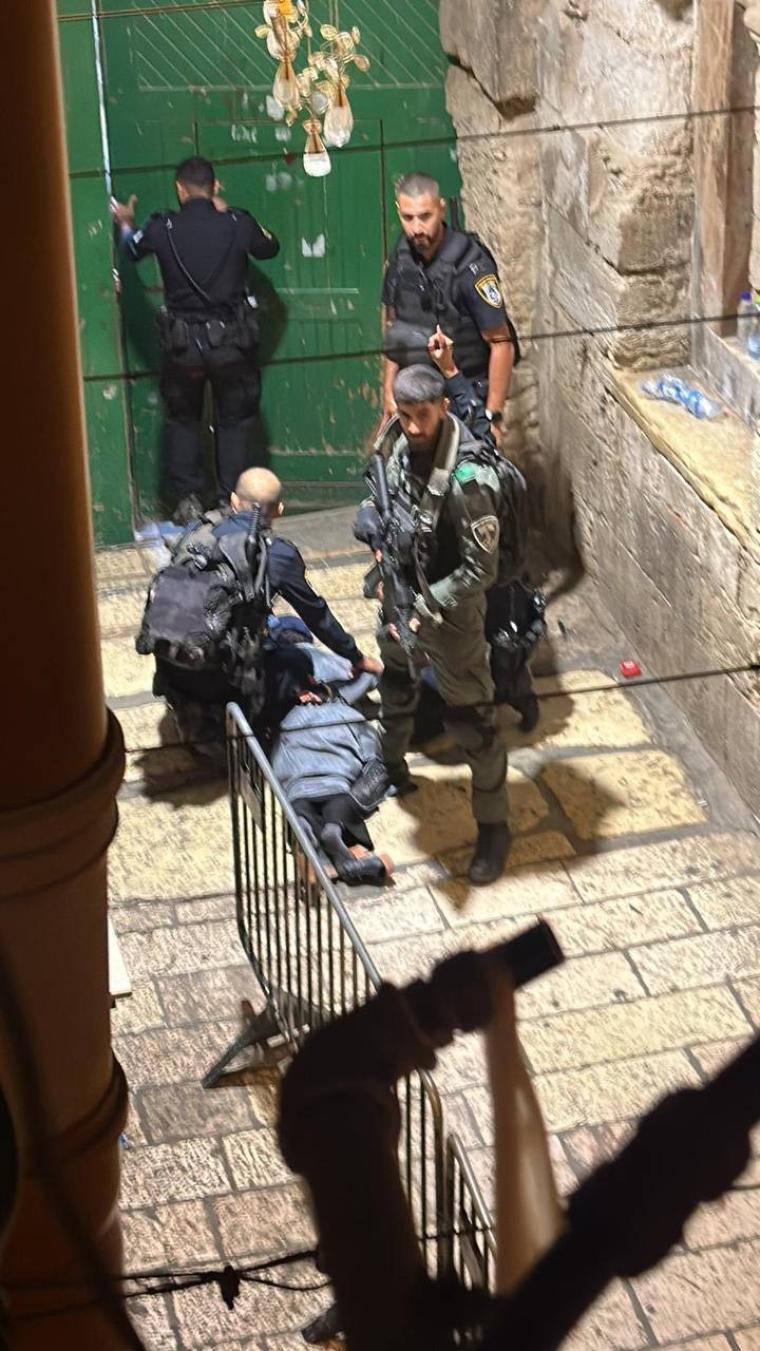 الاحتلال يعتقل فتاة فلسطينية بعد إطلاق النار عليها قرب المسجد الأقصى