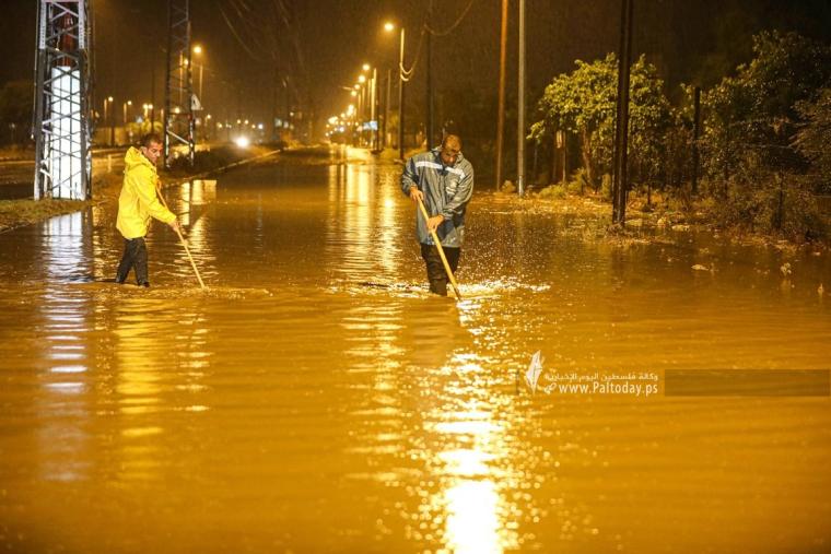 آثار اعصار دانيال الذي وصل فلسطين وأغرق عدد من الشوارع والمنازل بسبب شدة الأمطار (13)