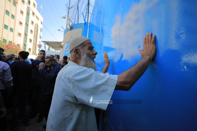 بالصور وقف احتجاجية لمتضرري عدوان الاحتلال أمام بوابة وكالة الغوث بغزة (2).jpeg