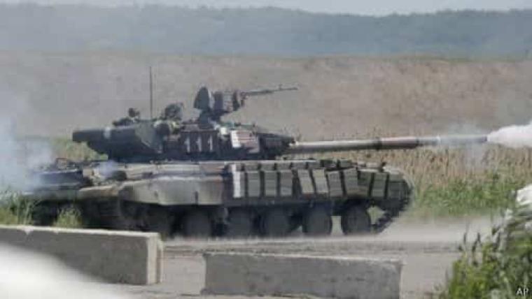 دبابة روسية تطلق قذيفة باتجاه تمركزات للقوات الاوكرانية