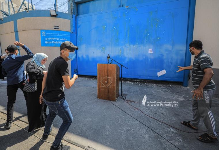 خريجو قطاع غزة العاطلين عن العمل يقذفون المقر الرئيسي للأونروا بالبيض (9).JPG
