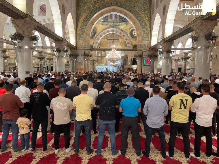 الآلاف يؤدون الفجر في باحات المسجد الأقصى المبارك
