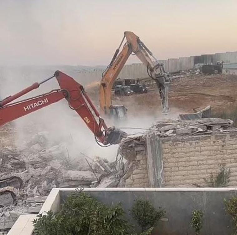 الاحتلال يهدم عدة مباني سكنية ومنشآت شرق القدس