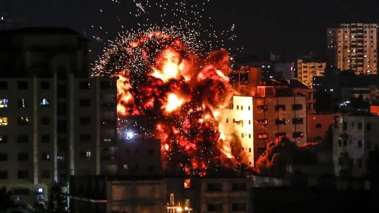 استهداف منزل من طيران الاحتلال الاسرائيلي في مدينة غزة