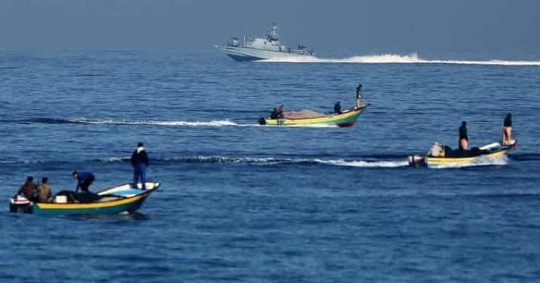 زورق اسرائيلي حربي يعتدي على مراكب الصيادين في بحر غزة- ارشيف