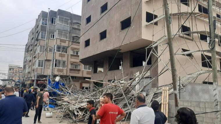 سقوط سقالة بقوم في مدينة غزة