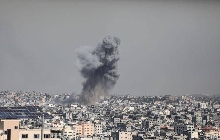 لحظة قصف طائرات الاحتلال برج العكلوك بحي النصر في غزة