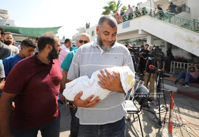 الطفل فايز يوسف  الكفارنة بعد استهداف منزلهم شمال القطاع من طيران الاحتلال  فى سادس يوم من العدوان (3).JPG