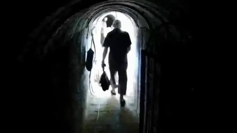 صورة للحظات نزول القائد السنوار للنفق حسب الاعلام العبري.jfif
