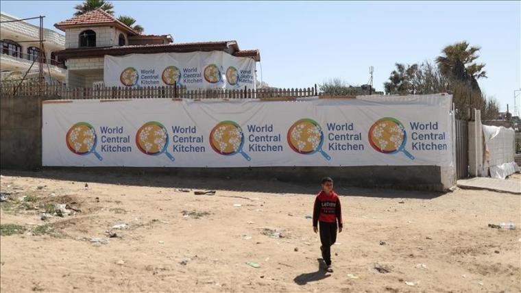 طفل أمام يافطة المطبخ العالمي في غزة