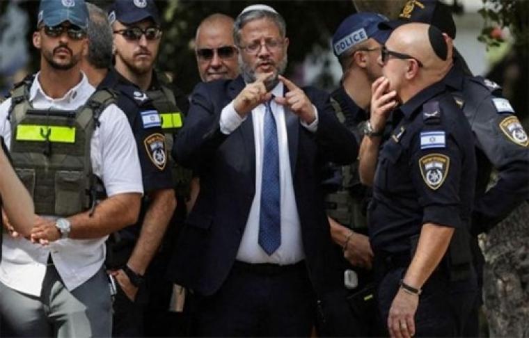 بن غفير مع قادة من شرطة الاحتلال