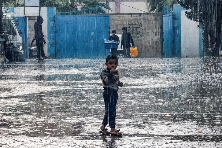 نازح في فصل الشتاء بغزة