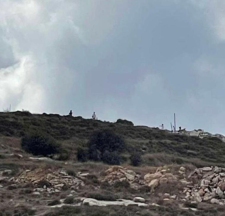 مستوطنون يهاجمون أراضي المواطنين في جنوب بيت لحم