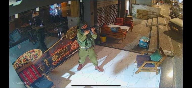 جندي من جيش الاحتلال الاسرائيلي يطلق النار في بلدة الظاهرية بالخليل